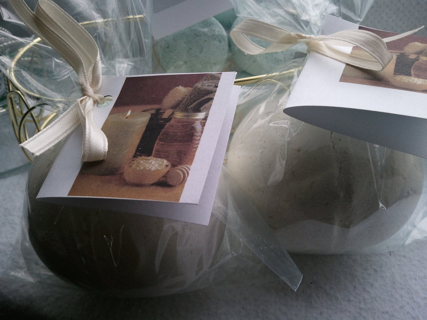14 bath bombs in Oatmeal, Milk & Honey fragrance, gift bag bath fizzies, great for kids...these smell delicious